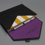 A/5 fekete - okkersárga -fehér csíkos - lila boríték napló cserélhető belívvel 