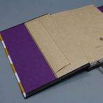 A/5 fekete - okkersárga -fehér csíkos - lila boríték napló cserélhető belívvel 