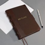 2026 heti tervező - barna valódi bőr és vászon, matt arany felirat