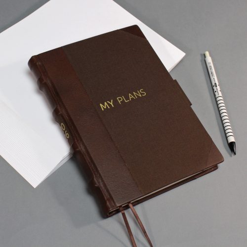 2026 heti tervező - barna valódi bőr és vászon, matt arany felirat