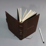 2026 heti tervező - barna valódi bőr és vászon, matt arany felirat