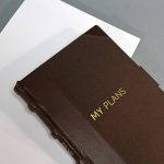 2026 heti tervező - barna valódi bőr és vászon, matt arany felirat