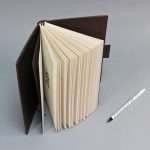 2026 heti tervező - barna valódi bőr és vászon, matt arany felirat