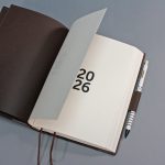 2026 heti tervező - barna valódi bőr és vászon, matt arany felirat