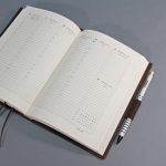 2026 heti tervező - barna valódi bőr és vászon, matt arany felirat