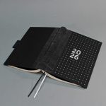 2026 heti tervező - fekete farmer és vászon, matt ezüst felirat