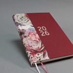 2026 heti tervező - bordó és virágmintás vászon, matt rozé arany felirat