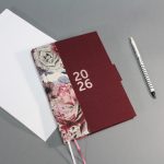 2026 heti tervező - bordó és virágmintás vászon, matt rozé arany felirat