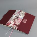 2026 heti tervező - bordó és virágmintás vászon, matt rozé arany felirat