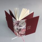 2026 heti tervező - bordó és virágmintás vászon, matt rozé arany felirat