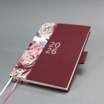 2026 heti tervező - bordó és virágmintás vászon, matt rozé arany felirat