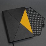 A/5 fekete -fehér pöttyös - okkersárga boríték napló cserélhető belívvel 