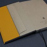 A/5 fekete -fehér pöttyös - okkersárga boríték napló cserélhető belívvel 