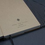 A/5 fekete -fehér pöttyös - okkersárga boríték napló cserélhető belívvel 