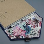 A/5 sötétkék - rózsaszín - szürke - kék virágmintás boríték napló cserélhető belívvel 