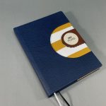 A/5 sötétkék - barna - okker csíkos napló cserélhető belívvel, egyedi felirattal