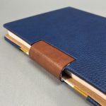 A/5 sötétkék - barna - okker csíkos napló cserélhető belívvel, egyedi felirattal