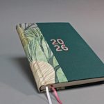 2026 heti tervező - zöld és famintás vászon, matt rozé arany felirat