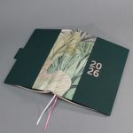 2026 heti tervező - zöld és famintás vászon, matt rozé arany felirat