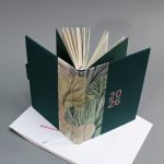 2026 heti tervező - zöld és famintás vászon, matt rozé arany felirat