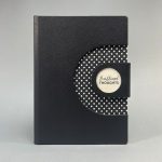 A/5 fekete -fehér pöttyös napló cserélhető belívvel, egyedi felirattal