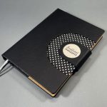 A/5 fekete -fehér pöttyös napló cserélhető belívvel, egyedi felirattal