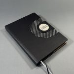 A/5 fekete -fehér pöttyös napló cserélhető belívvel, egyedi felirattal