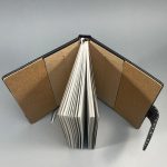 A/5 fekete -fehér pöttyös napló cserélhető belívvel, egyedi felirattal